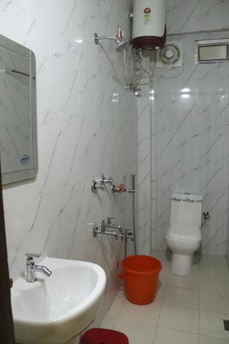 uma casa de banho com um lavatório e um WC em THE HOTEL MILLENNIUM em Imphal