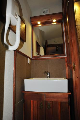 パラチンにあるB&B Galerija Two Roomsの洗面台と鏡のあるバスルーム
