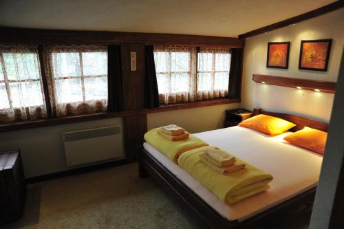 sypialnia z łóżkiem z dwoma ręcznikami w obiekcie B&B Galerija Two Rooms w mieście Paraćin