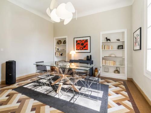 une salle à manger avec une table en verre et un tapis dans l'établissement Country House in Gard with Private Pool, à Massannes