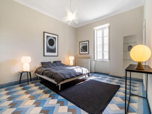 une chambre avec un lit et deux lampes dedans dans l'établissement Country House in Gard with Private Pool, à Massannes