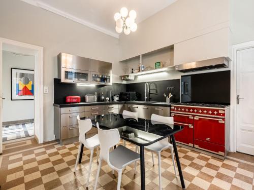 une cuisine avec une table et quelques chaises dans l'établissement Country House in Gard with Private Pool, à Massannes