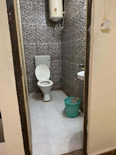 Baño pequeño con aseo y lavamanos en Hotel Abhishek en Jhānsi