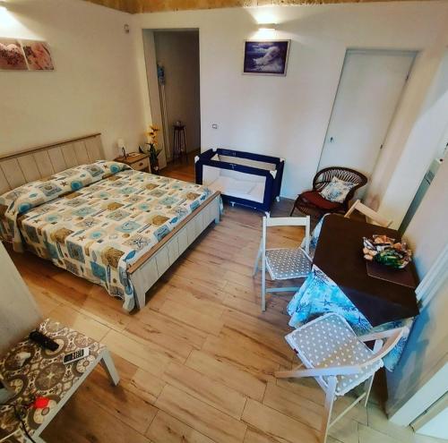 een slaapkamer met een bed en een tafel en stoelen bij Dimora Dei Gelsi in Polignano a Mare