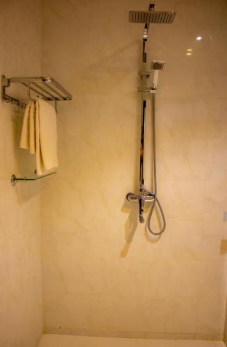 a shower in a bathroom with a towel at Qasayed Hotel فندق قصائد in Salalah