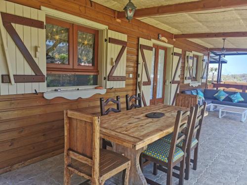 - une salle à manger avec une table et des chaises en bois dans l'établissement Ti Kazenboi, à Saint-Joseph