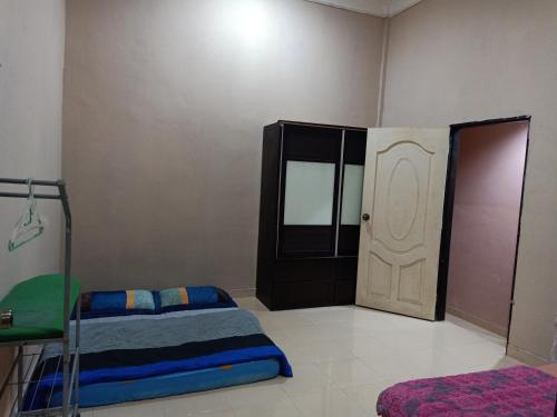 Ein Bett oder Betten in einem Zimmer der Unterkunft Telipok Jaya Homestay