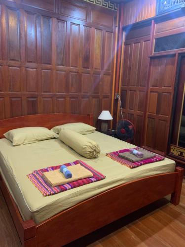 a bedroom with a bed with two towels on it at โฮมสเตย์บ้านนายสิงโตเขาคูหา in Ban Khu Ha Nai (1)