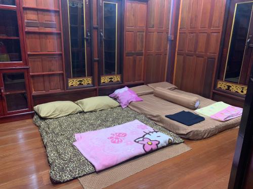 um quarto com dois colchões sentados no chão em โฮมสเตย์บ้านนายสิงโตเขาคูหา em Ban Khu Ha Nai (1)