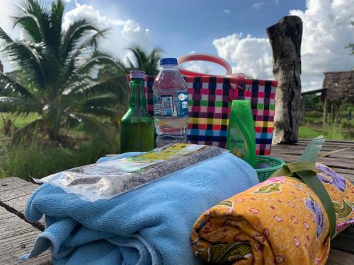 a table with a towel and a bottle of water at โฮมสเตย์บ้านนายสิงโตเขาคูหา in Ban Khu Ha Nai (1)