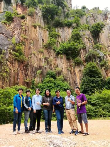 a group of people standing in front of a mountain at โฮมสเตย์บ้านนายสิงโตเขาคูหา in Ban Khu Ha Nai (1)