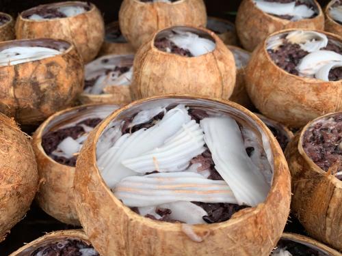 a bowl filled with chocolate and marshmallows at โฮมสเตย์บ้านนายสิงโตเขาคูหา in Ban Khu Ha Nai (1)