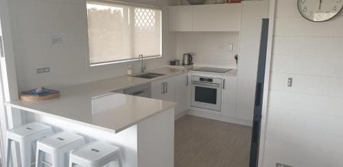 Dapur atau dapur kecil di Whitianga Sea Views