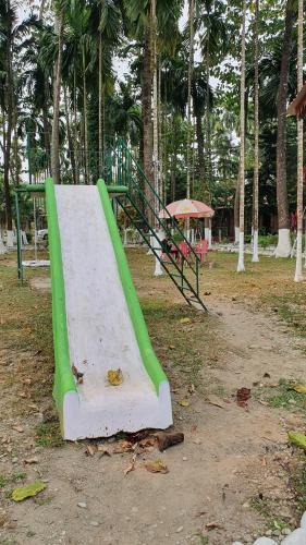 Kawasan permainan kanak-kanak di Ayush Jungle Resort