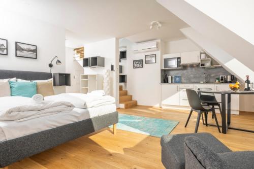 1 dormitorio con cama, mesa y cocina en Rooftop Apartments mit großer Terrasse, en Viena