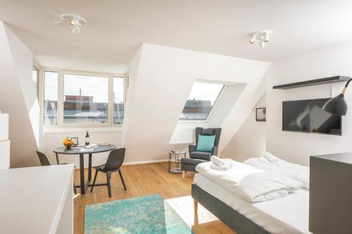 Studio-Apartment mit einem Bett und einem Tisch in der Unterkunft Rooftop Apartments mit großer Terrasse in Wien