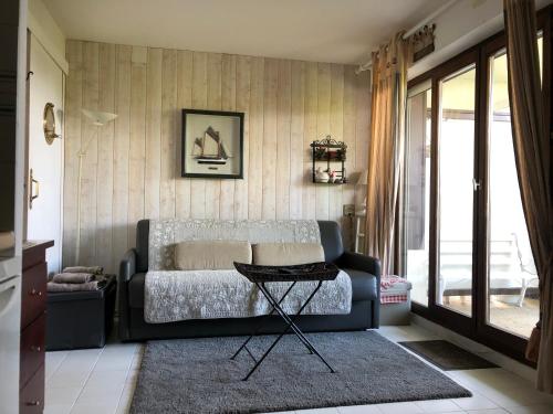 un salon avec un canapé et une table dans l'établissement 2 pièces en Rez de jardin -