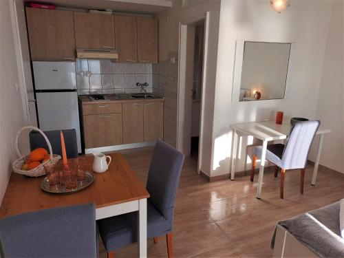 Kuchyňa alebo kuchynka v ubytovaní Studio apartman Ana