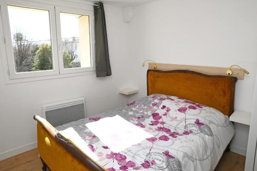 - une chambre avec un lit et 2 fenêtres dans l'établissement F2 RIGAUD, à Montpellier