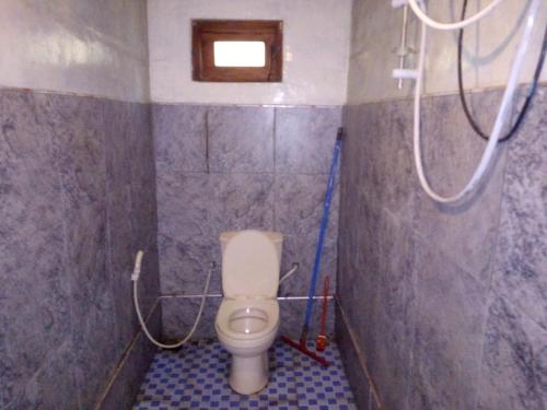 a small bathroom with a toilet in a room at Ella j villa in Ella