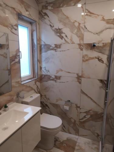 uma casa de banho com um chuveiro, um WC e um lavatório. em No. 31 in Valletta em Valletta