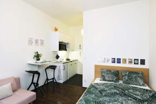 Postel nebo postele na pokoji v ubytování Lazy Sofa ° Apartment