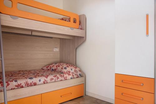 Appartamento Andrea tesisinde bir ranza yatağı veya ranza yatakları