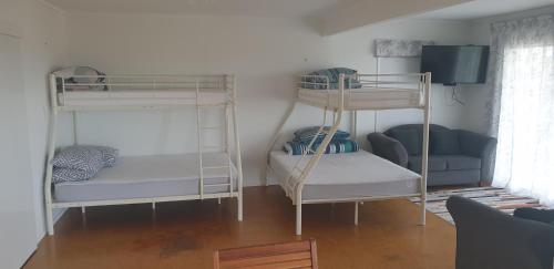 Bunk bed o mga bunk bed sa kuwarto sa Whitianga Sea Views
