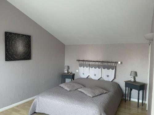 - une chambre avec un lit, 2 tables de chevet dans l'établissement Gîte Le Bois de Montpouillan, à Marmande