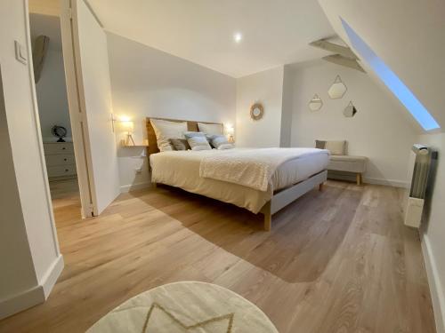 um quarto com uma cama grande e uma escada em Montignac-Lascaux - Les Pierres d'Alexandre em Montignac
