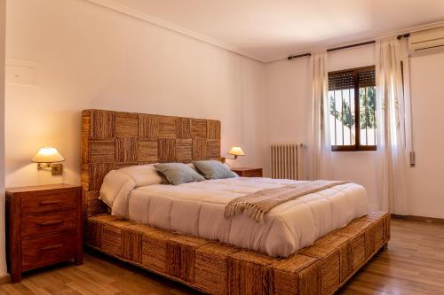 Cama o camas de una habitación en Gran Chalet céntrico con piscina y bbq privada a 5 minutos playa