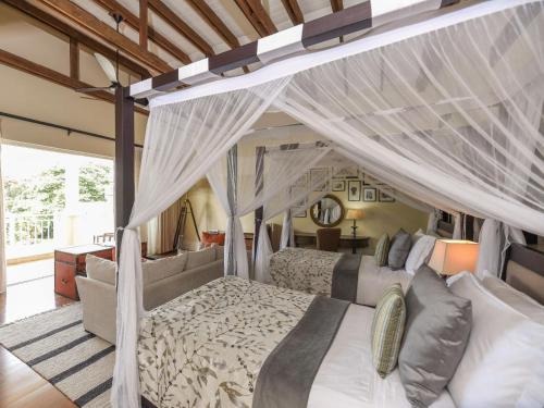 Una cama o camas en una habitación de Hemingways Nairobi