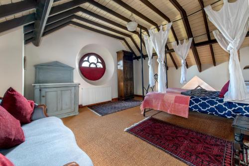 Ένα ή περισσότερα κρεβάτια σε δωμάτιο στο Stunning baptist chapel with concert piano, pets welcome