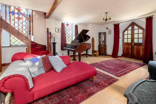 Χώρος καθιστικού στο Stunning baptist chapel with concert piano, pets welcome