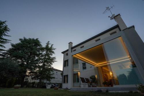 a house with a large window and a building at Bed and Breakfast Canalgrande in Mira