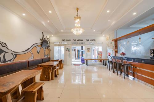 Restoran või mõni muu söögikoht majutusasutuses Urbanview Hotel One Family Maribaya by RedDoorz