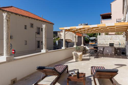 um pátio com cadeiras e uma mesa no telhado em Apartment Toma em Dubrovnik