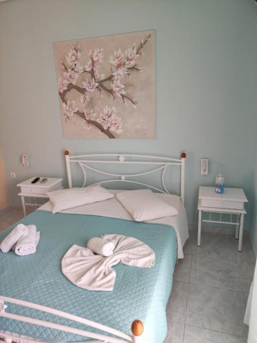 a bedroom with a bed with two towels on it at Bella Vista in Yiáltra