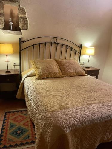 Ένα ή περισσότερα κρεβάτια σε δωμάτιο στο Masia Cal Mas