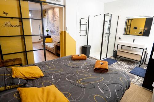 Ένα ή περισσότερα κρεβάτια σε δωμάτιο στο Capsule Premium balnéo & home cinema