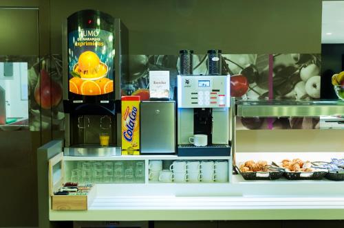 Hotel Ibis Styles Lleida Torrefarreraにあるコーヒーまたはお茶