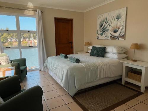 1 dormitorio con cama y ventana grande en Waterfront 2 Bedroom Apartment, en Richards Bay
