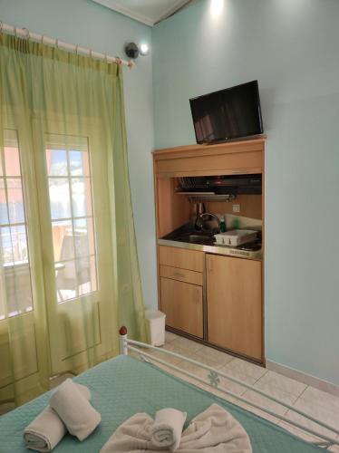 a room with a bed with two towels on it at Bella Vista in Yiáltra