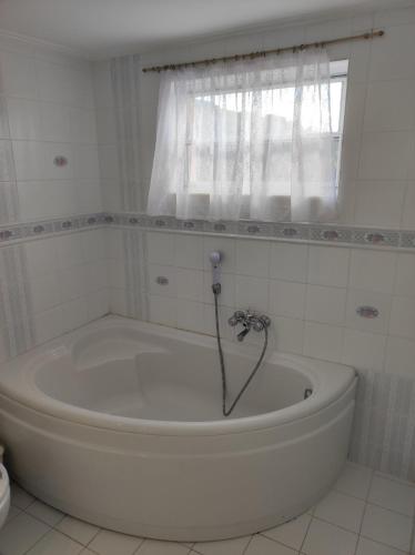 a white bath tub in a bathroom with a window at Bella Vista in Yiáltra