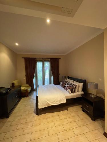 Postel nebo postele na pokoji v ubytování Eden Luxury Apartment P13 A2