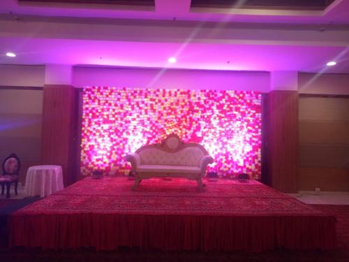Ruang duduk di Hometel Roorkee