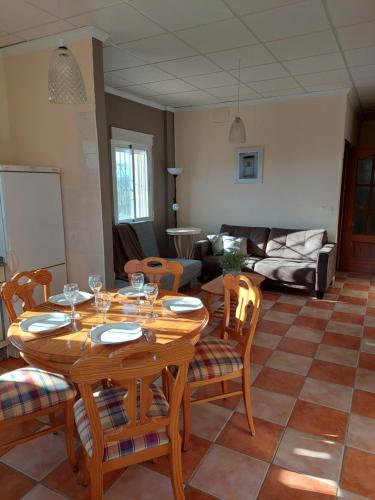 韋爾卡爾奧韋拉的住宿－Casa Rural Mas Solana，客厅配有木桌和椅子