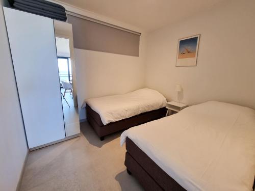 Ένα ή περισσότερα κρεβάτια σε δωμάτιο στο Appartement aan jachthaven met zicht op Veerse meer