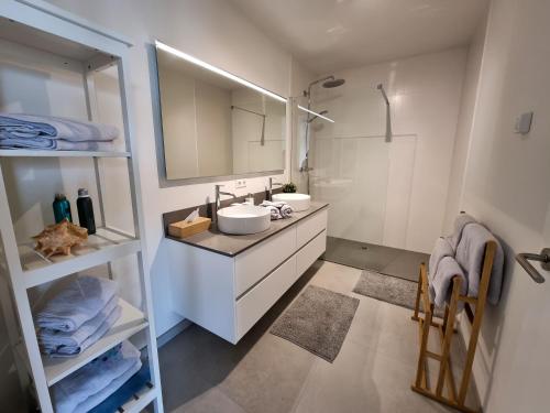 Ванная комната в Appartement aan jachthaven met zicht op Veerse meer