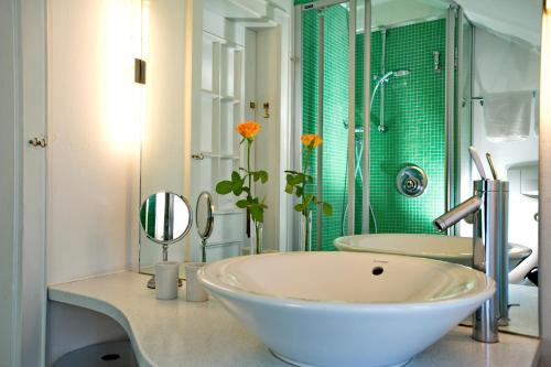 uma casa de banho com uma banheira, um lavatório e um chuveiro em Weidemannhaus Wohnung 6 "Galerie" em Keitum